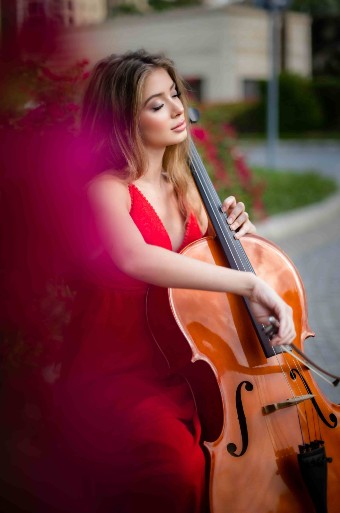 <a href="https://artistrelatedgroup.com/giulia-cfemale-ellist-hire-dubai-uae/" title="Cellist UAE dubai">Giulia Cello Player</a>